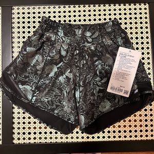 NWT Lululemon Hotty Hot LR Shorts 4 inch inseam Size 0 Logo Flourish Black Foil